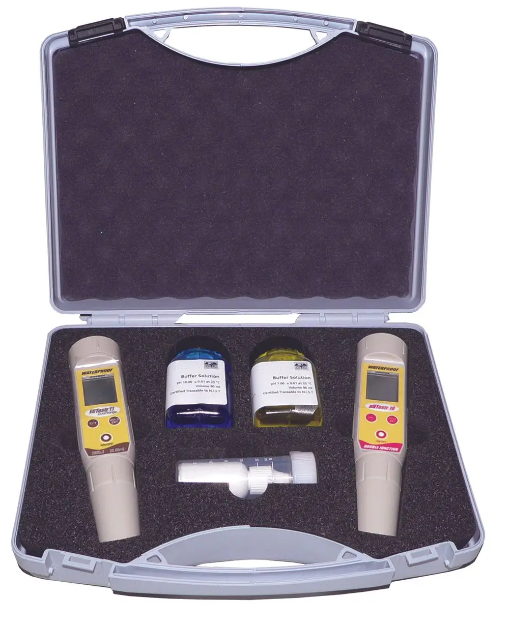 Set mit zwei Messgeräten zur Wasseranalyse, zwei Pufferlösungen in Flaschen und einem Adapter, alles in einem robusten Koffer von BWT.
